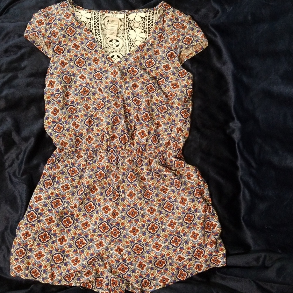 Cute floral romper !!